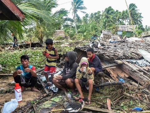 Immagine correlata a Un Noël pour les victimes du Super typhon Rai